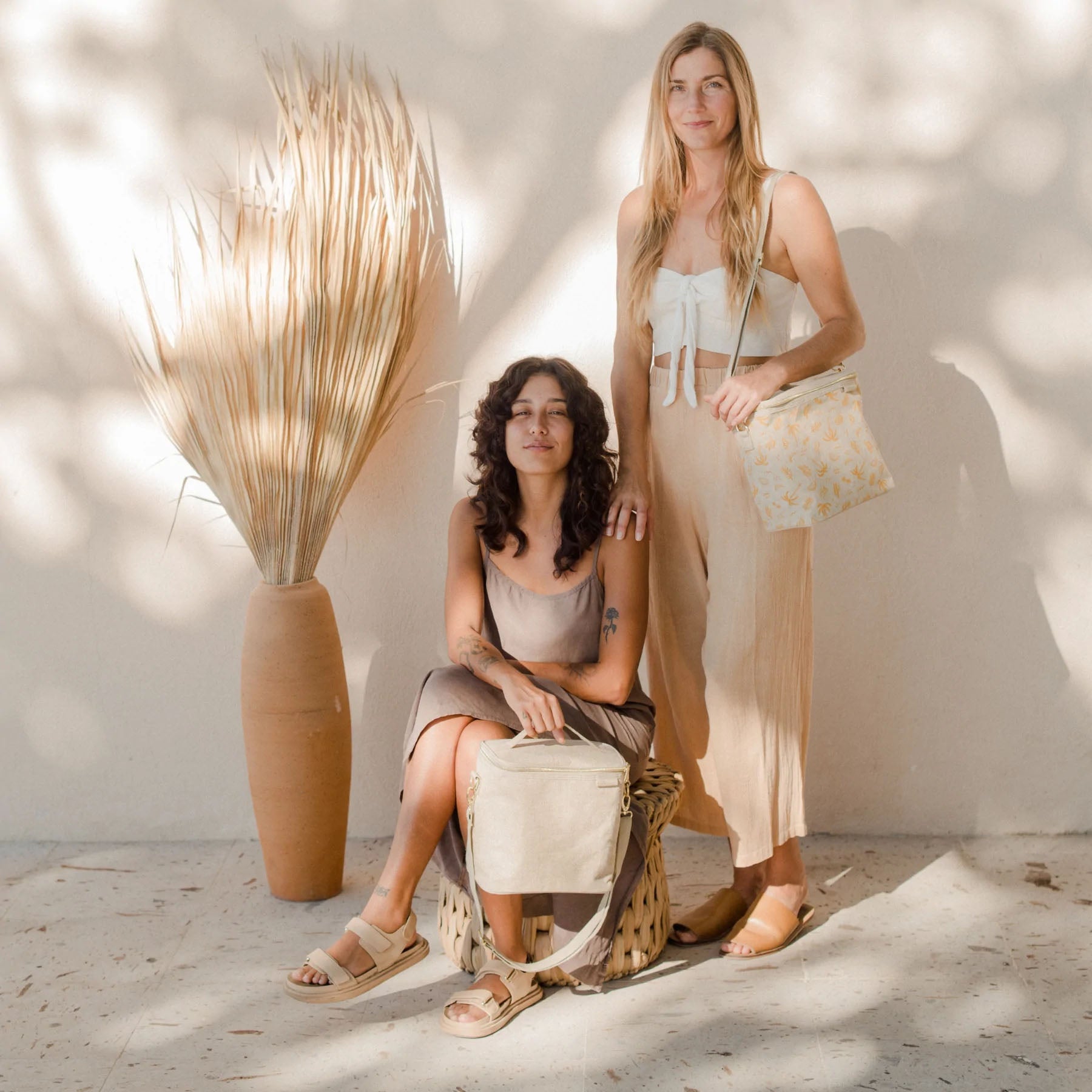 woman holding the lunch bag from its top handle